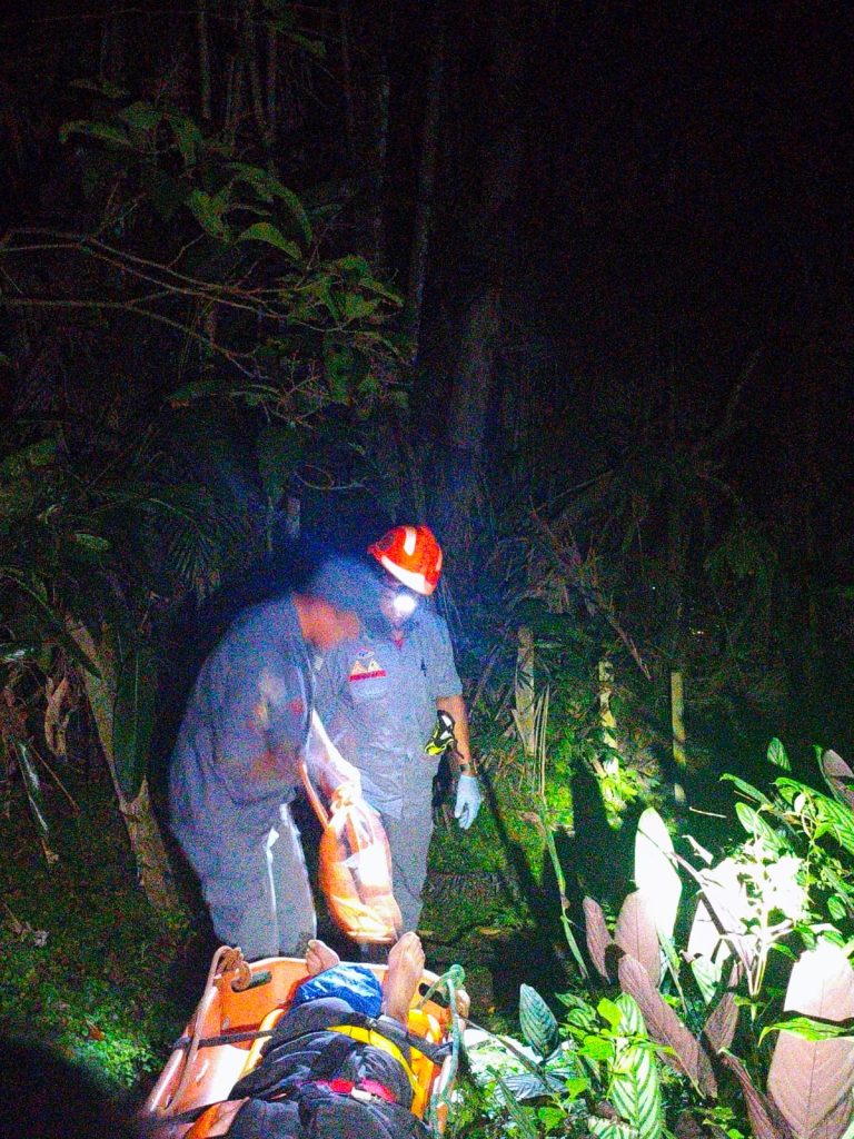 Idoso de 88 anos é resgatado pelos Bombeiros após sofrer AVC em área de difícil acesso em Ubatuba
