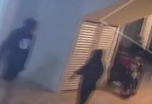 Dupla é presa por invasão e furto de motocicleta em Praia Grande