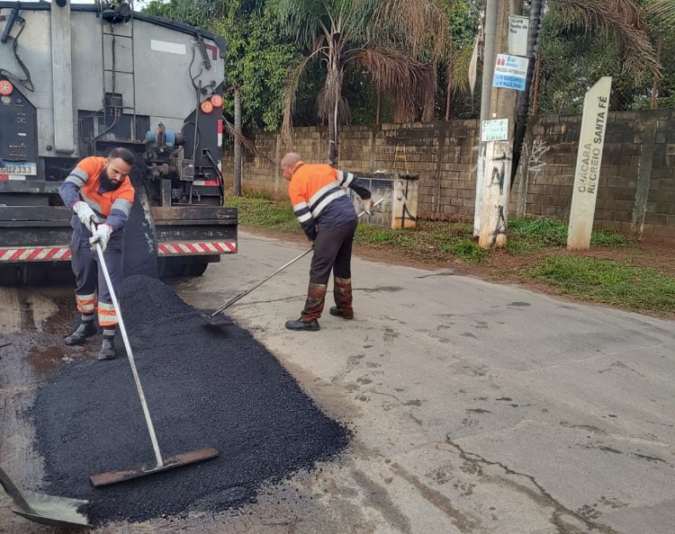 Bairros das regiões Norte e Sul de Campinas recebem operação tapa-buracos e roçagem