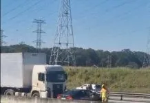 VÍDEO: carreta bate na traseira e arrasta carro por vários metros na Via Dutra em São José