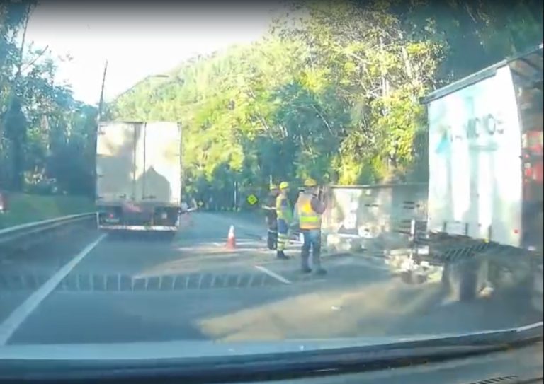 Caminhão tomba na Tamoios, em Caraguatatuba