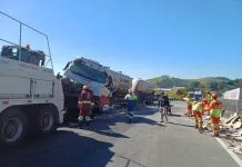 Acidente entre caminhões interdita totalmente a Dutra em Guaratinguetá