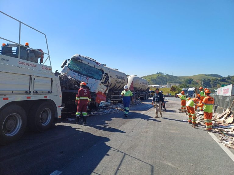 Acidente entre caminhões interdita totalmente a Dutra em Guaratinguetá
