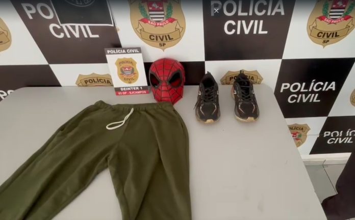 Suspeito de assaltar lojas usando máscara de Homem-Aranha é preso em São José; veja VÍDEO