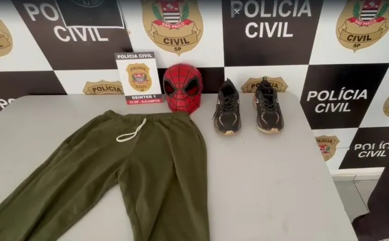 Suspeito de assaltar lojas usando máscara de Homem-Aranha é preso em São José; veja VÍDEO