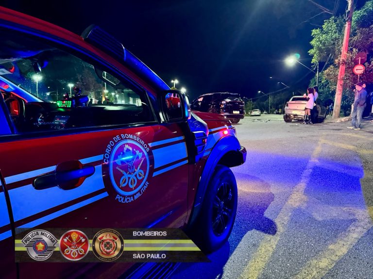 Mulher fica ferida após carro capotar em avenida de São José