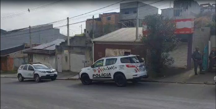 Homem é encontrado morto dentro de casa e Polícia Civil investiga homicídio em Jacareí