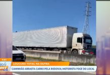 Caminhão arrasta carro pela rodovia, em São José