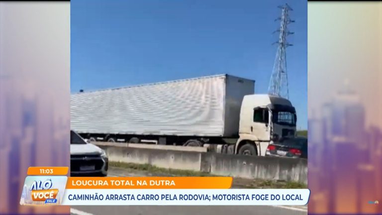 Caminhão arrasta carro pela rodovia, em São José