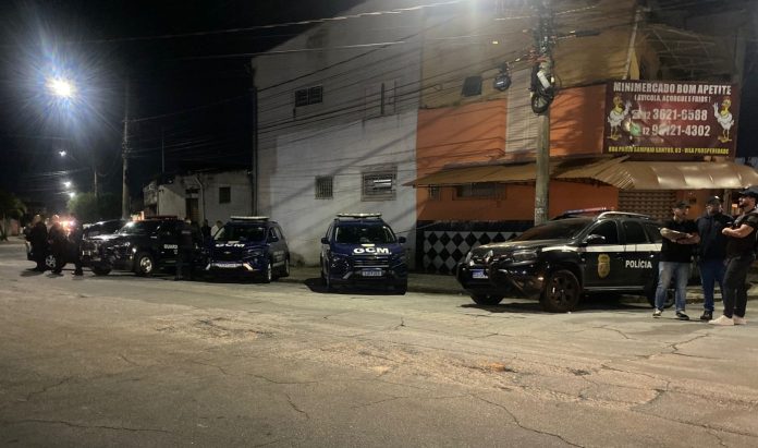 Homem morre após tentar atacar guarda municipal com faca em Taubaté Homem morre após tentar atacar guarda municipal com faca em Taubaté