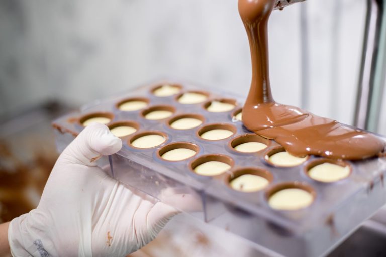 Dia do Chocolate: entenda como fábrica de São José transforma o cacau na iguaria