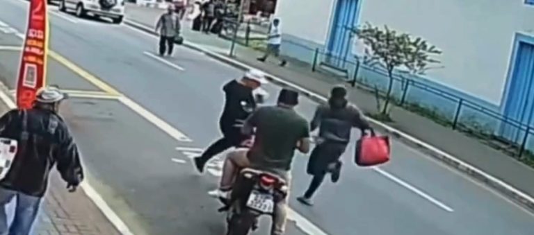 VÍDEO: Suspeito de roubar bolsa é derrubado e contido por pedestres no Centro de Taubaté