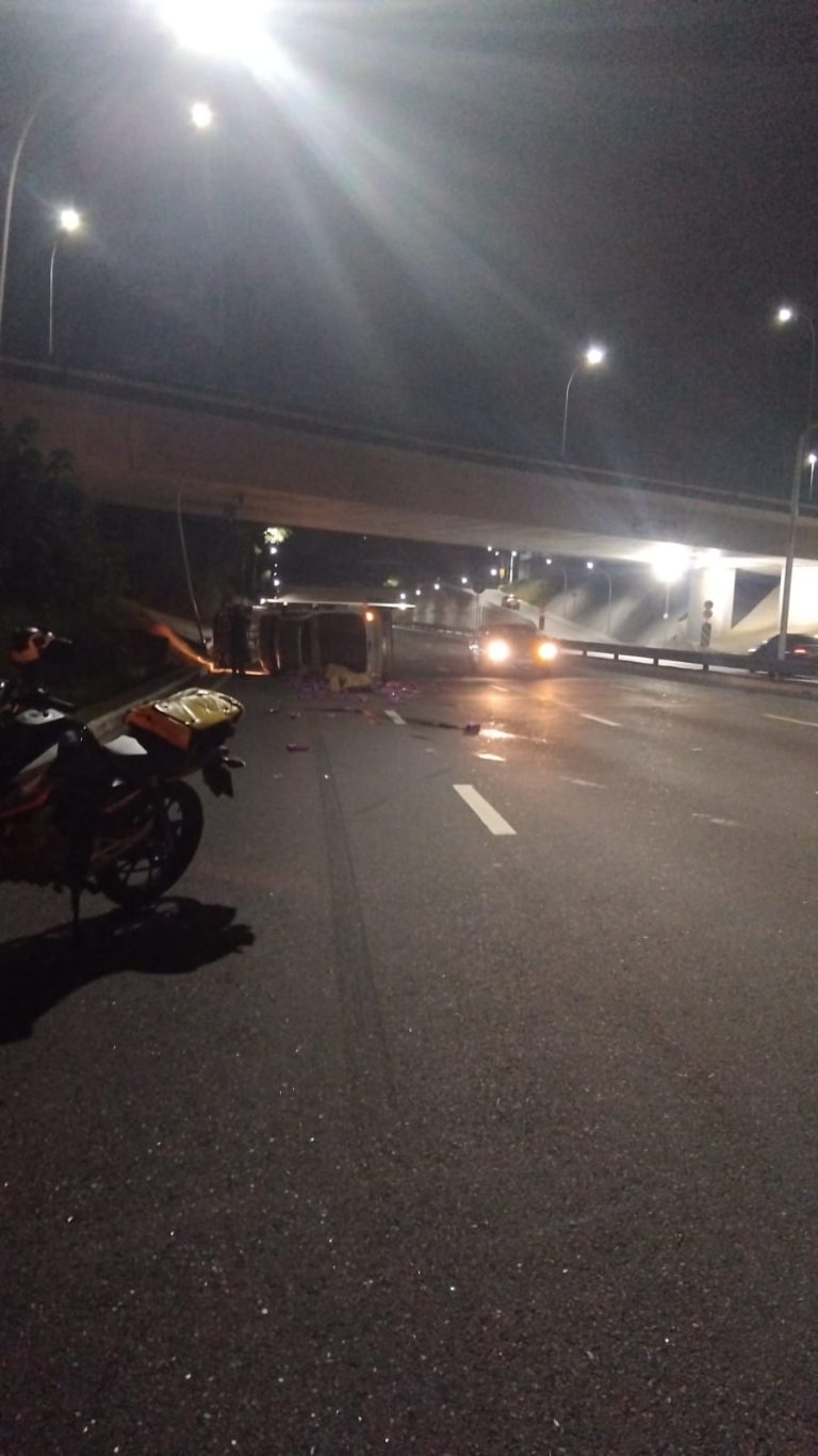 Homem é socorrido após acidente entre dois carros no Anel Viário de São José