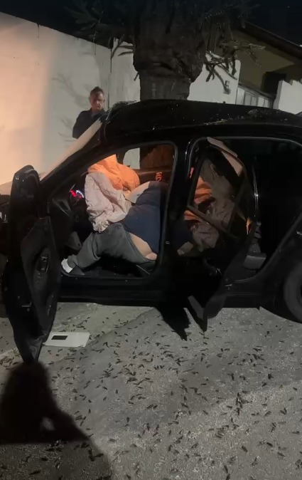 Duas mulheres ficam presas às ferragens após carro bater em muro e árvore em São José