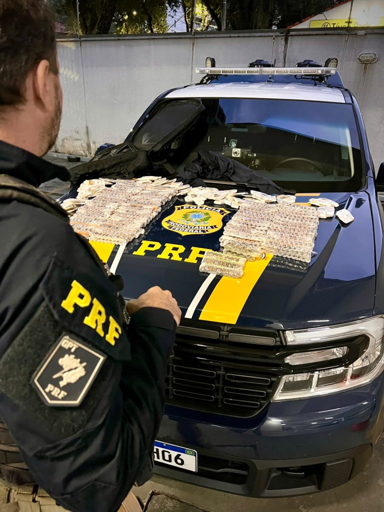 Passageira de ônibus é presa com quase 1,5 mil ampolas de remédios para emagrecer na Dutra, em Caçapava