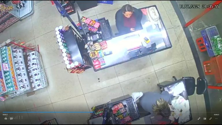 VÍDEOS de câmeras flagram furtos em mercado e funcionária é presa em flagrante em São José