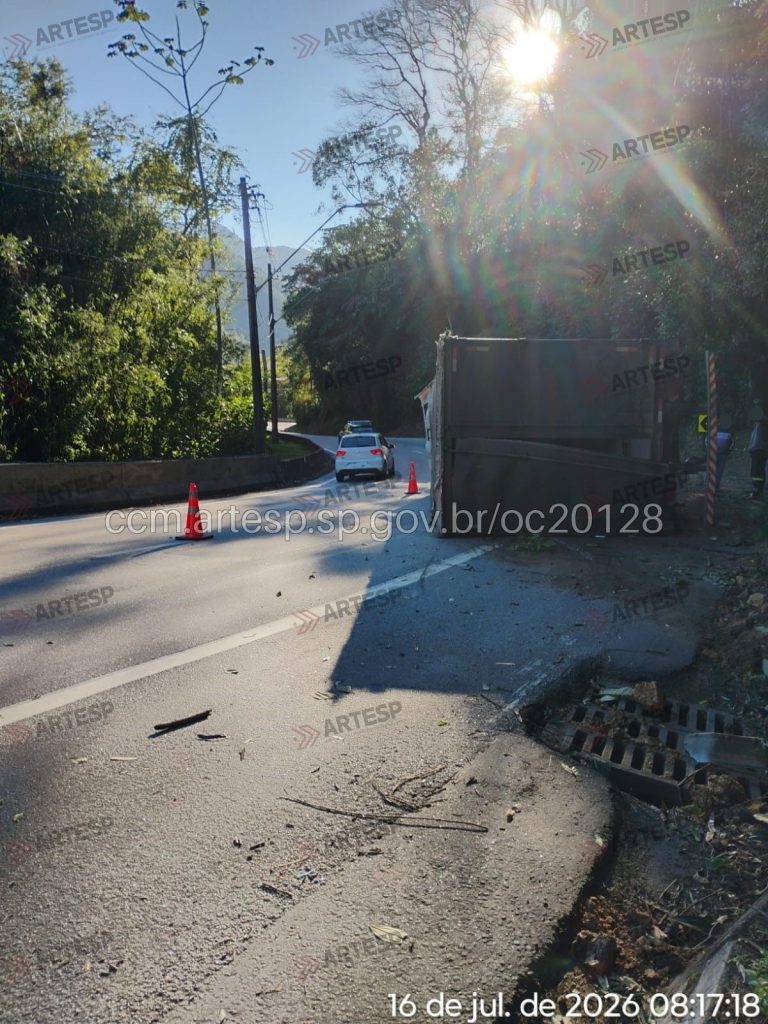 Caminhão tomba após pane nos freios e causa congestionamento na Tamoios, em Paraibuna