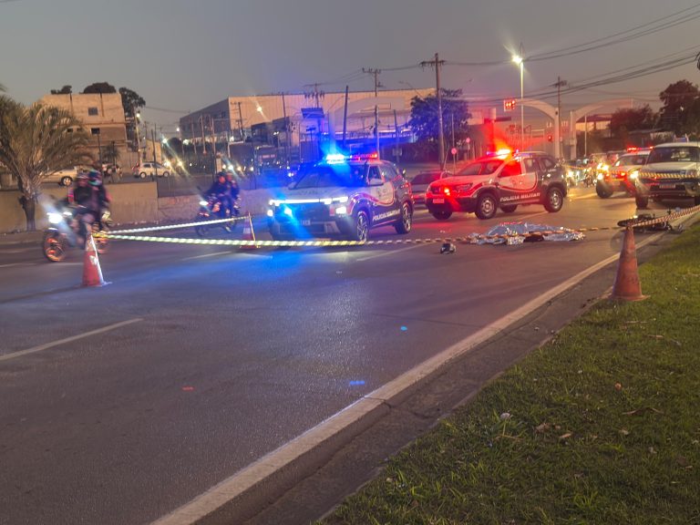 AGORA: Ciclista entra embaixo de roda de caminhão e morre em Indaiatuba