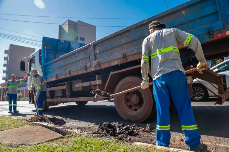 Prefeitura intensifica limpeza de bocas de lobo na região Central