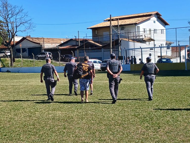 Bandeirinha é preso por injúria racial durante partida do futebol amador em Taubaté
