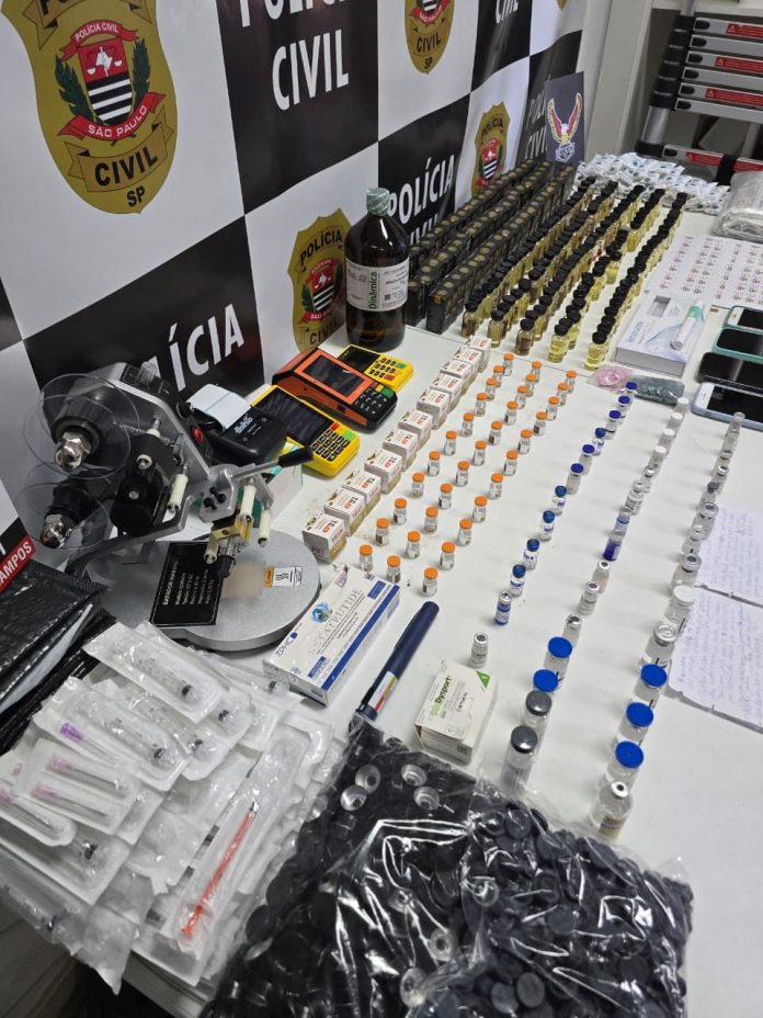 Casal é preso em operação contra venda ilegal de medicamentos e anabolizantes em São José Casal é preso em operação contra venda ilegal de medicamentos e anabolizantes em São José