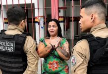 Mãe de aluno com TEA protesta com as mãos amarradas em frente a escola em João Pessoa