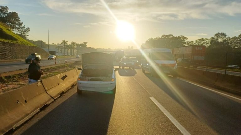 Carro em pane mecânica provoca congestionamento na Dutra, em São José