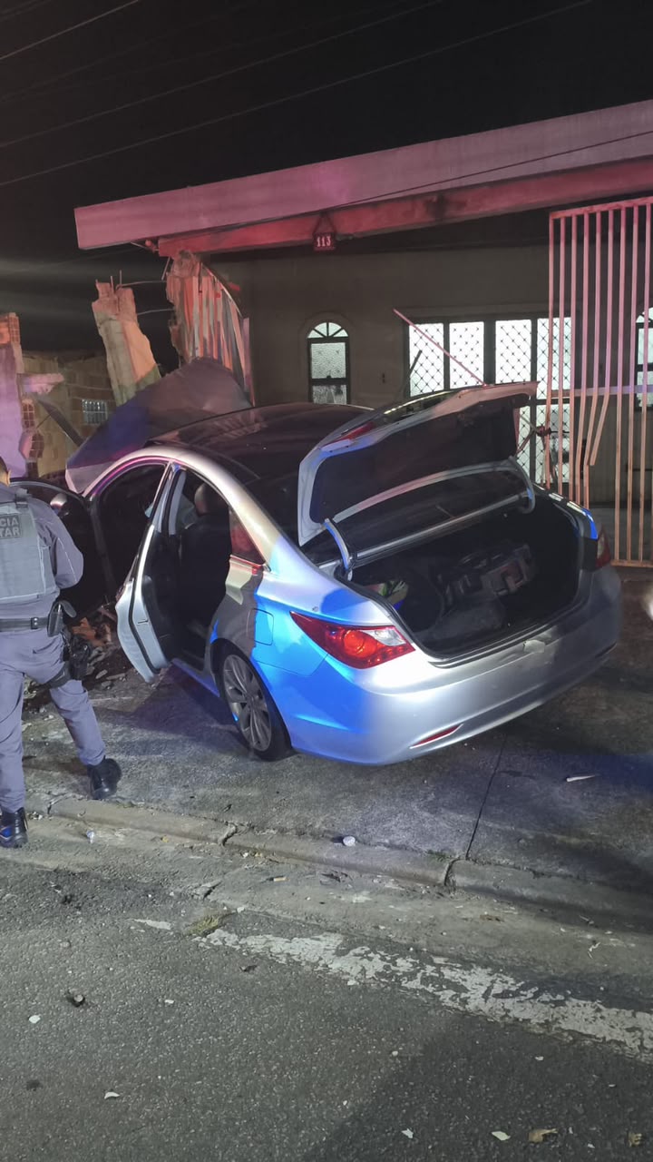 Mulher embriagada foge da PM, bate carro com criança de 2 anos e acaba presa em São José