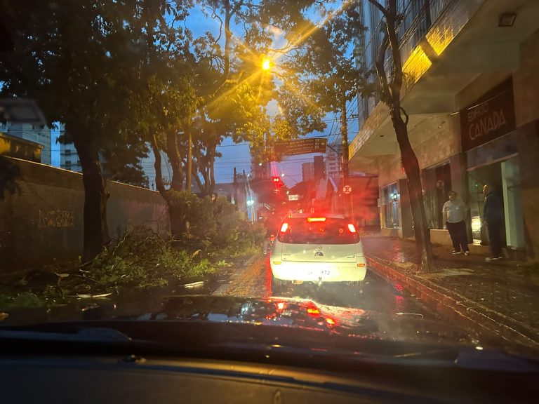 Semáforos desligados, interdições e bloqueios: Saiba os pontos do trânsito de Ribeirão Preto que foram afetados por temporal