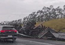 Caminhão capota e atinge barreira metálica na Rodovia Carvalho Pinto, em Taubaté