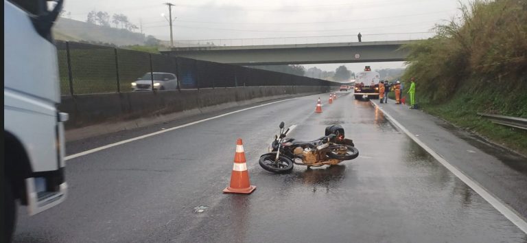 Motociclista morre em acidente com carreta na Via Dutra, em Aparecida