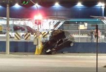 VÍDEO: Carro avança grade e fica pendurado em estacionamento de supermercado em São José