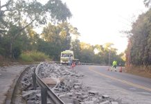 Carga de concreto cai de caminhão e interdita faixa da Rio-Santos em Ubatuba