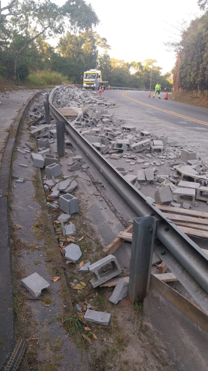 Carga de concreto cai de caminhão e interdita faixa da Rio-Santos em Ubatuba