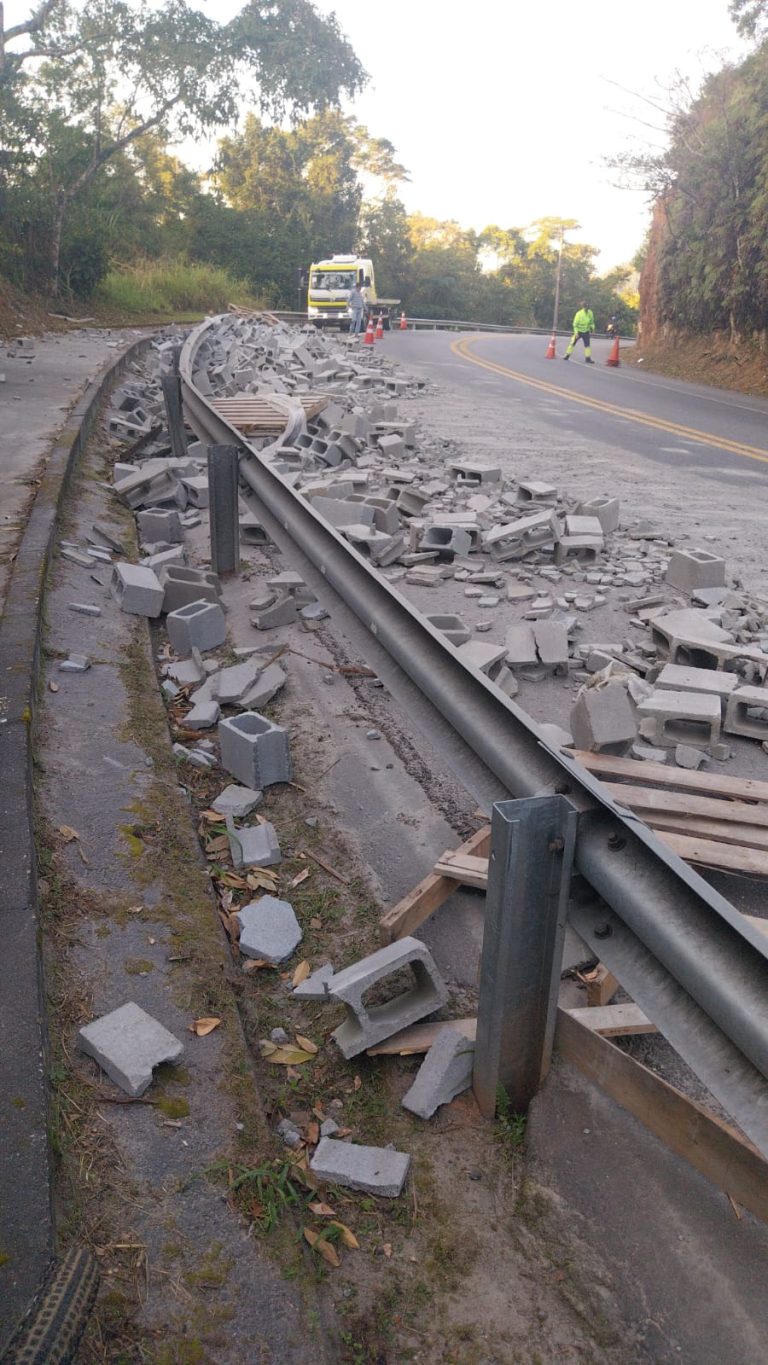 Carga de concreto cai de caminhão e interdita faixa da Rio-Santos em Ubatuba