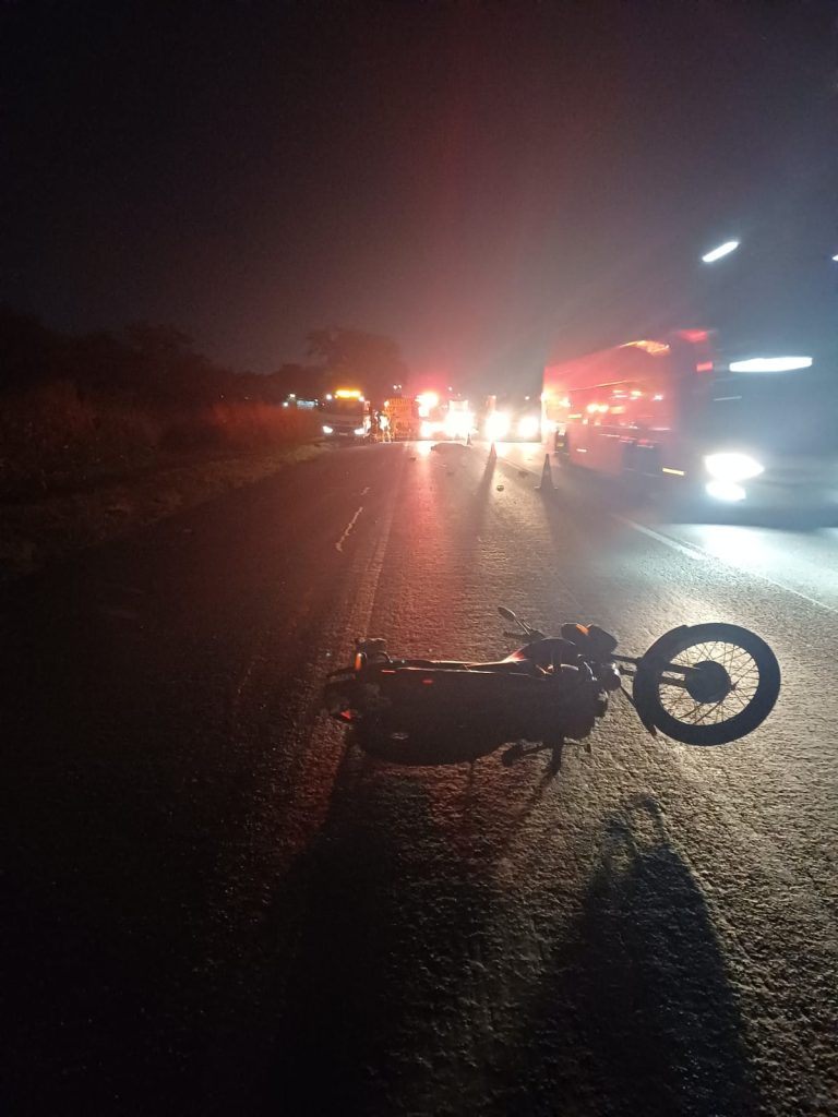 Motociclista morre em acidente com carreta na Dutra, em Lorena