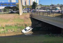 Carro cai no córrego Vidoca após sair da pista na rotatória do Colinas, em São José