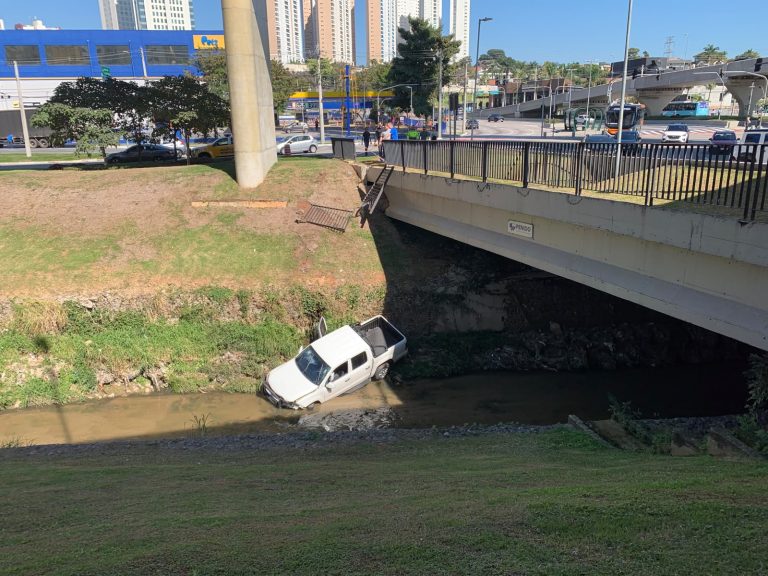 Carro cai no córrego Vidoca após sair da pista na rotatória do Colinas, em São José