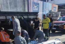 Adolescente para embaixo de caminhão após acidente de bicicleta em São José