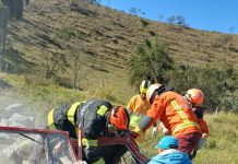 Motorista morre após caminhão carregado com cimento perder o controle na Dutra, em Guaratinguetá