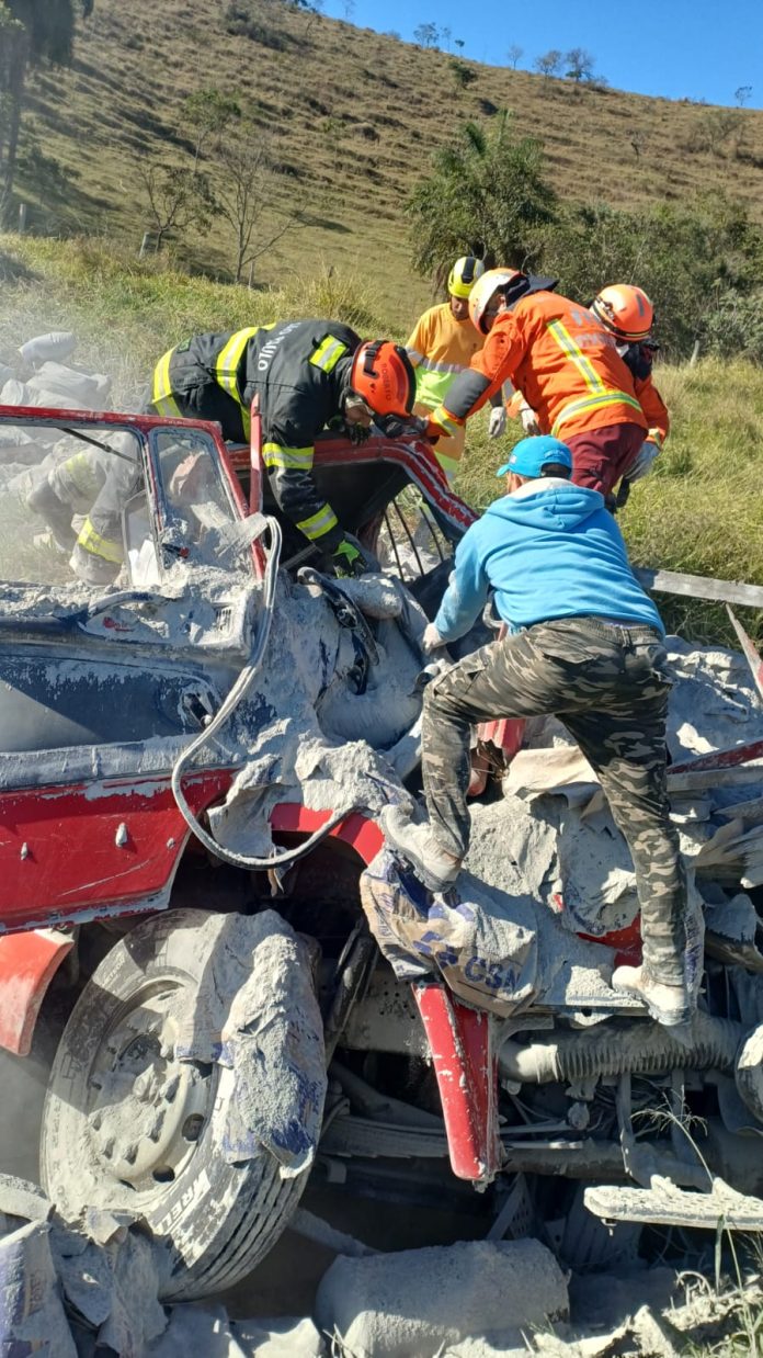 Motorista morre após caminhão carregado com cimento perder o controle na Dutra, em Guaratinguetá Motorista morre após caminhão carregado com cimento perder o controle na Dutra, em Guaratinguetá