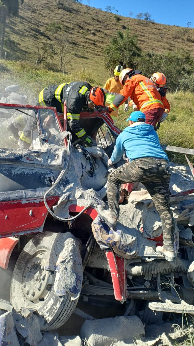 Motorista morre após caminhão carregado com cimento perder o controle na Dutra, em Guaratinguetá