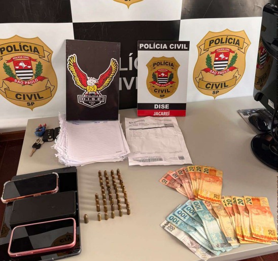 VÍDEO: Polícia prende dois suspeitos e apreende veículos, armas e dinheiro em investigação sobre lavagem de dinheiro em Jacareí VÍDEO: Polícia prende dois suspeitos e apreende veículos, armas e dinheiro em investigação sobre lavagem de dinheiro em Jacareí