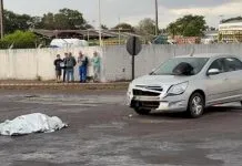 Motociclista morre após ser atingido por carro em cruzamento