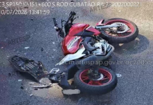 Motociclista morre atropelado por carreta após perder o controle durante ultrapassagem