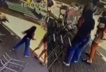 Motociclista é arremessado contra comércio após colisão com carro em avenida de Cubatão; VÍDEO