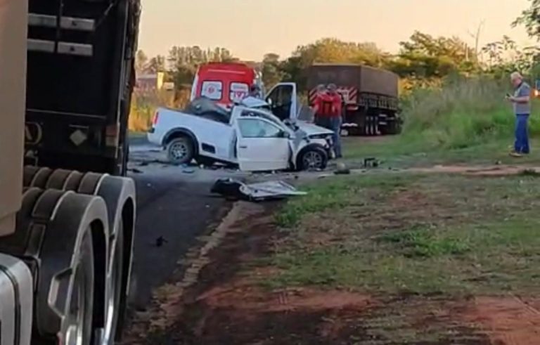 Idosa de 75 anos morre em colisão com carreta bitrem na SP-543