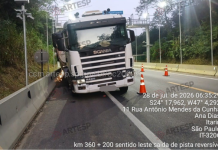 Carreta perde o controle após falha mecânica e colide em barreiras de proteção em rodovia