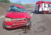 Motorista fica ferida após carro capotar em acidente com caminhão na Rodovia Rio-Santos, em Bertioga