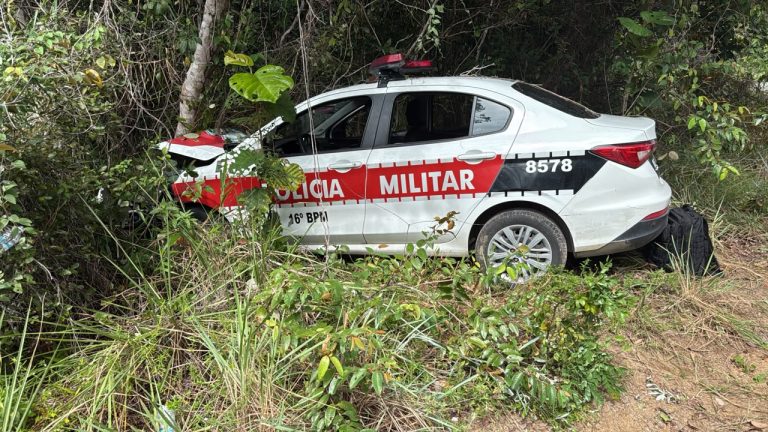 Perseguição policial termina com viatura batendo em árvore e dois PMs feridos na PB-008